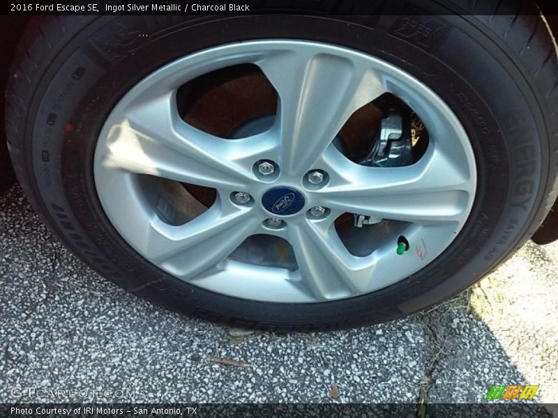 Ingot Silver Metallic / Charcoal Black 2016 Ford Escape SE