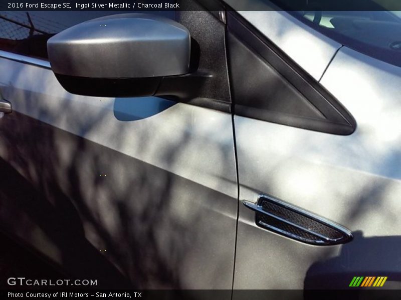 Ingot Silver Metallic / Charcoal Black 2016 Ford Escape SE