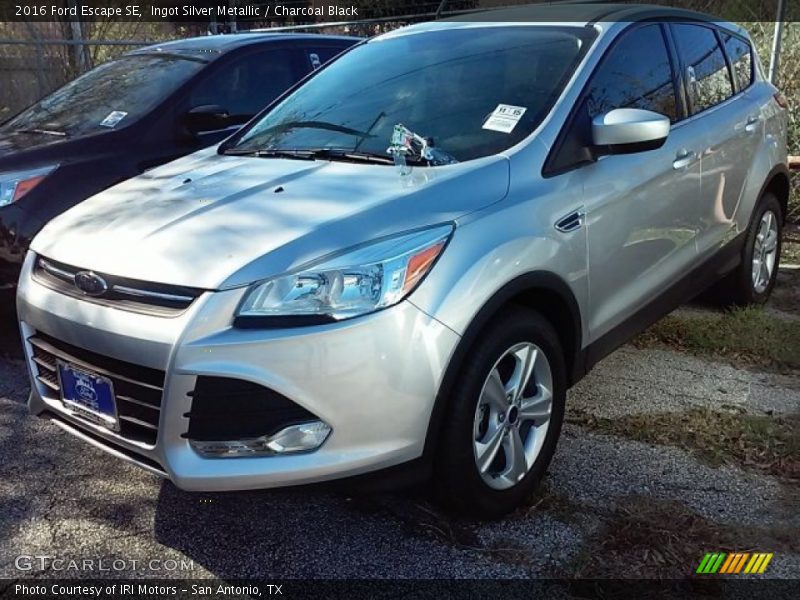 Ingot Silver Metallic / Charcoal Black 2016 Ford Escape SE