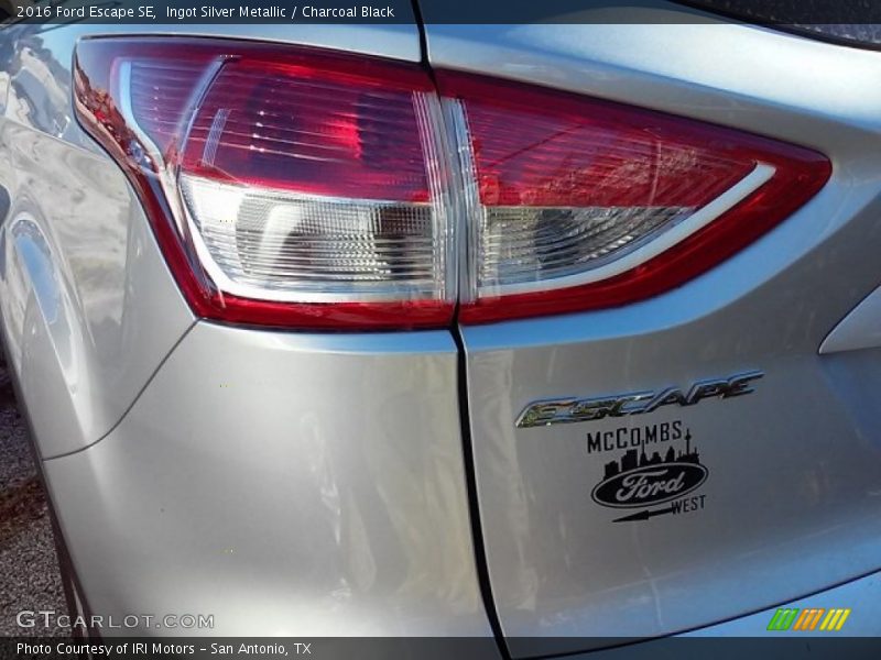 Ingot Silver Metallic / Charcoal Black 2016 Ford Escape SE