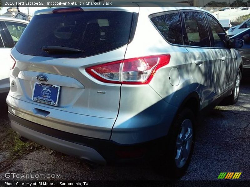 Ingot Silver Metallic / Charcoal Black 2016 Ford Escape SE