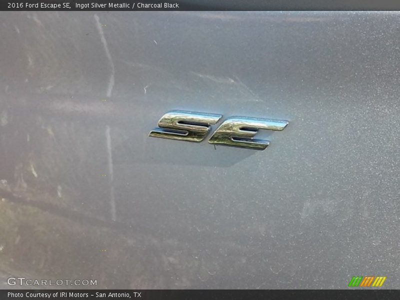Ingot Silver Metallic / Charcoal Black 2016 Ford Escape SE