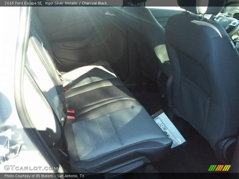 Ingot Silver Metallic / Charcoal Black 2016 Ford Escape SE
