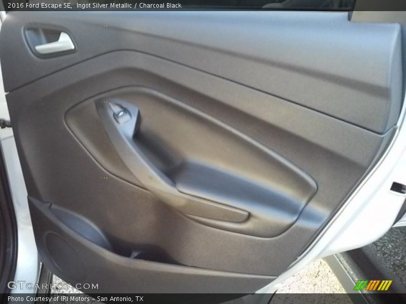 Ingot Silver Metallic / Charcoal Black 2016 Ford Escape SE