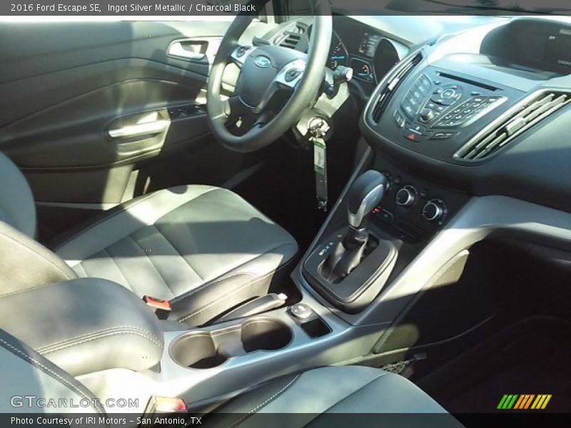 Ingot Silver Metallic / Charcoal Black 2016 Ford Escape SE