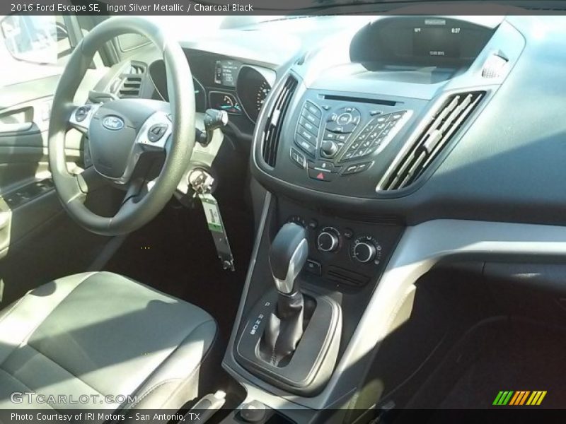 Ingot Silver Metallic / Charcoal Black 2016 Ford Escape SE