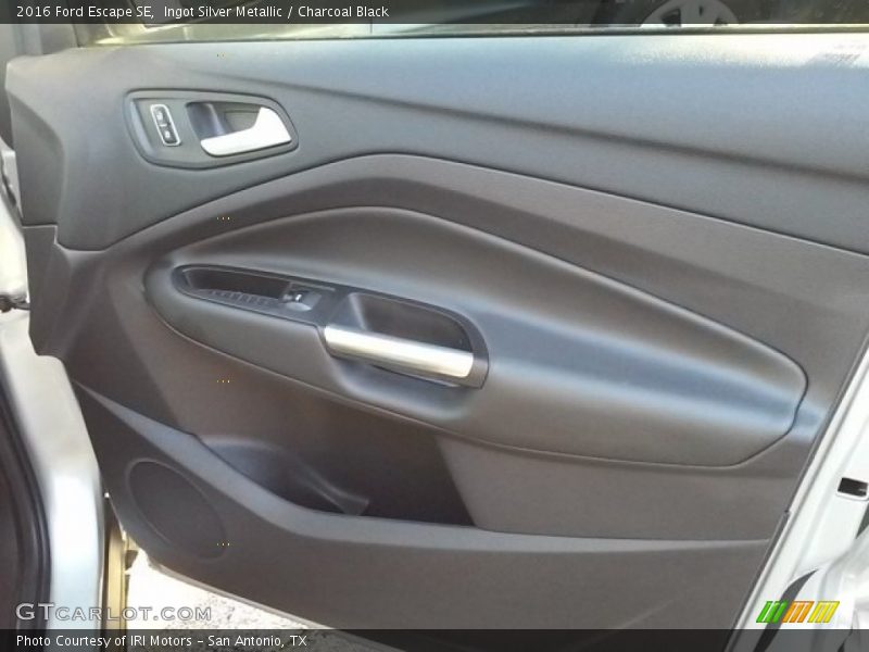 Ingot Silver Metallic / Charcoal Black 2016 Ford Escape SE