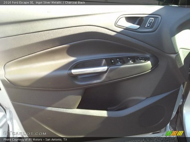 Ingot Silver Metallic / Charcoal Black 2016 Ford Escape SE