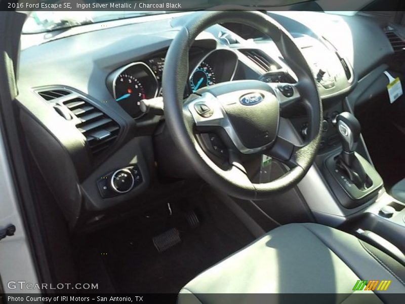 Ingot Silver Metallic / Charcoal Black 2016 Ford Escape SE