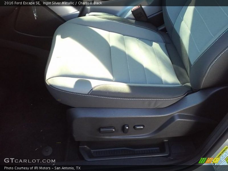 Ingot Silver Metallic / Charcoal Black 2016 Ford Escape SE