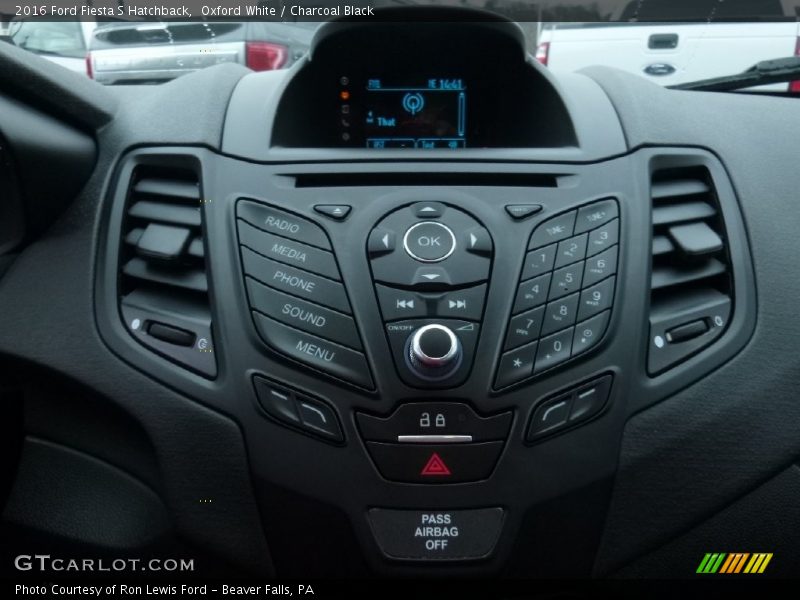 Oxford White / Charcoal Black 2016 Ford Fiesta S Hatchback