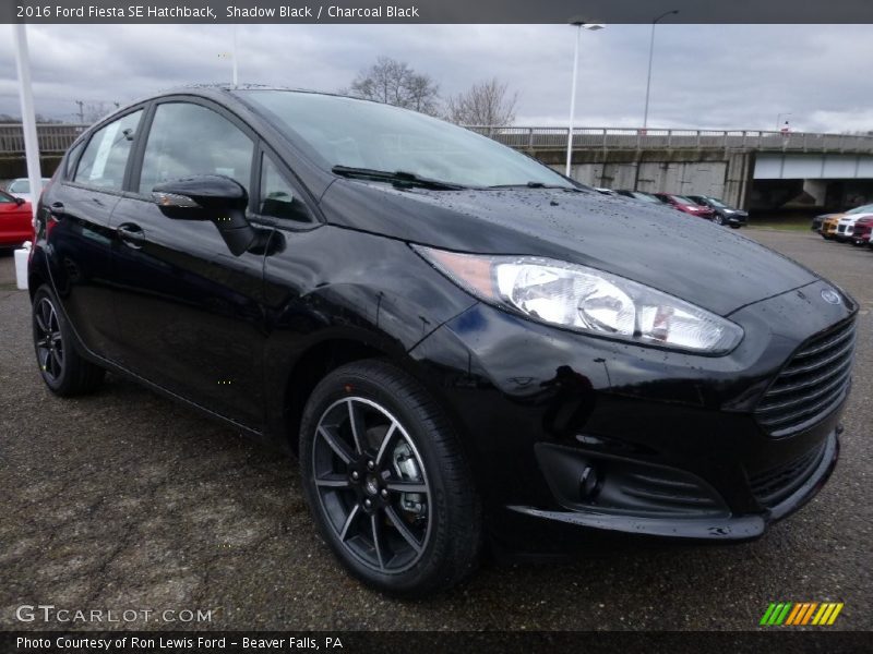 Front 3/4 View of 2016 Fiesta SE Hatchback