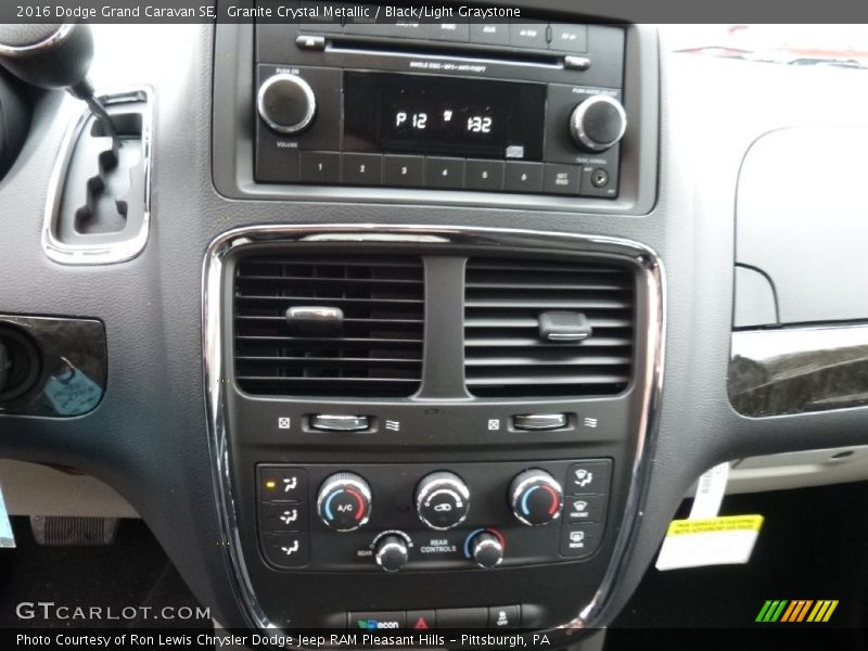 Granite Crystal Metallic / Black/Light Graystone 2016 Dodge Grand Caravan SE