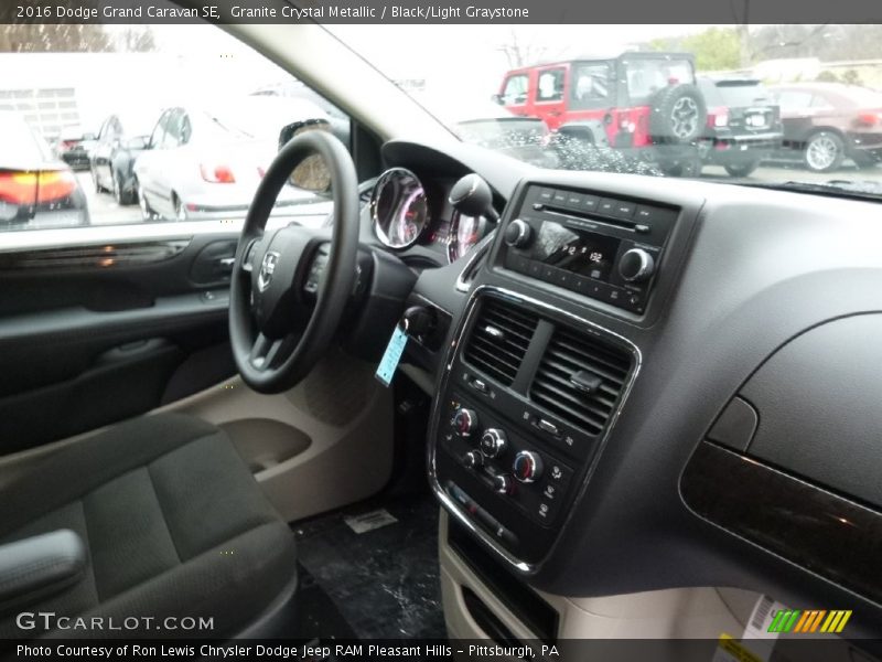 Granite Crystal Metallic / Black/Light Graystone 2016 Dodge Grand Caravan SE