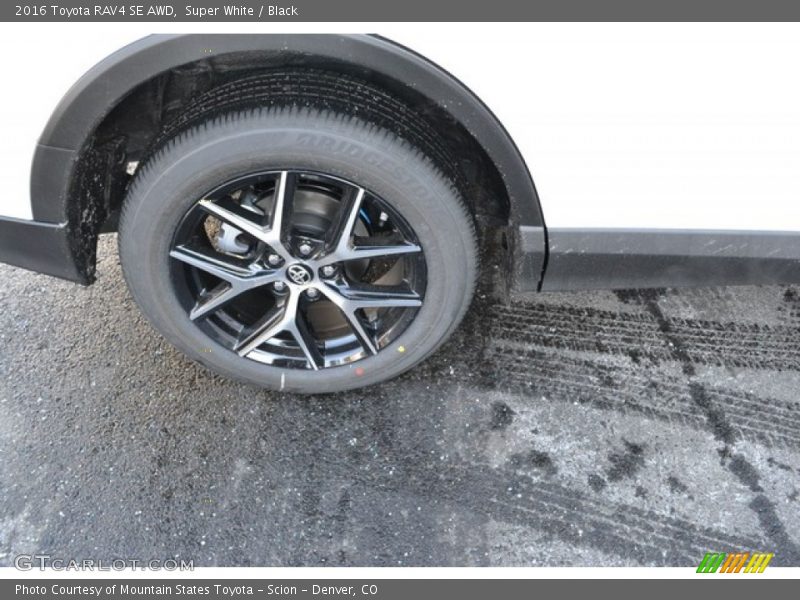 Super White / Black 2016 Toyota RAV4 SE AWD