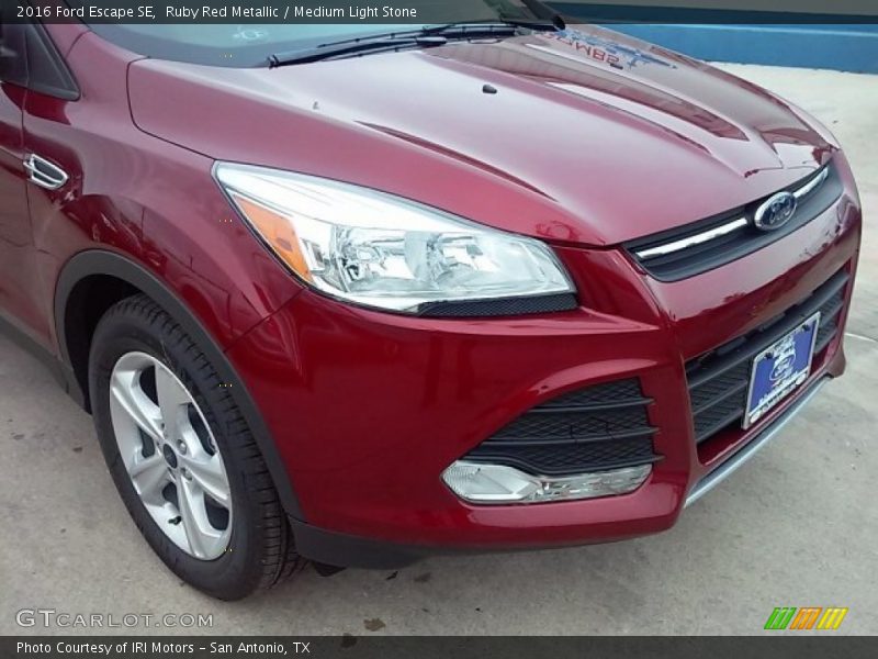 Ruby Red Metallic / Medium Light Stone 2016 Ford Escape SE