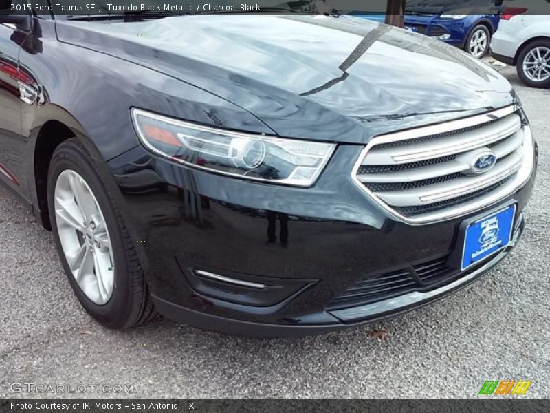 Tuxedo Black Metallic / Charcoal Black 2015 Ford Taurus SEL