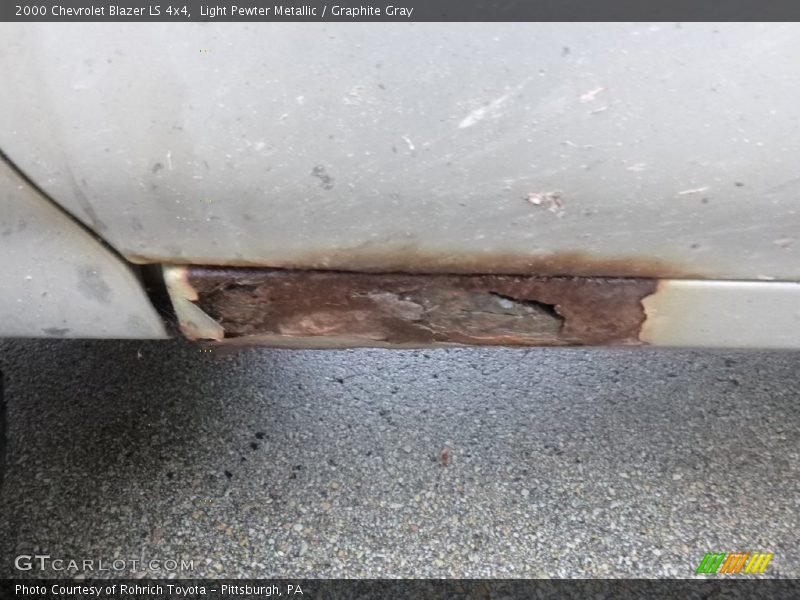 Light Pewter Metallic / Graphite Gray 2000 Chevrolet Blazer LS 4x4