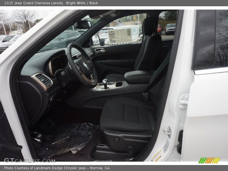 Bright White / Black 2015 Jeep Grand Cherokee Laredo