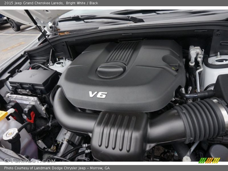 Bright White / Black 2015 Jeep Grand Cherokee Laredo