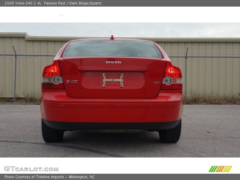 Passion Red / Dark Beige/Quartz 2006 Volvo S40 2.4i