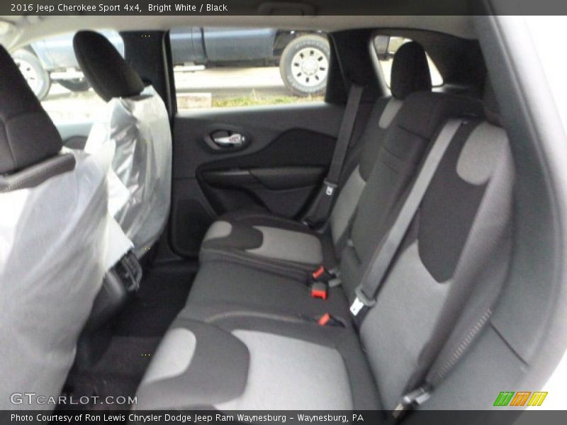 Bright White / Black 2016 Jeep Cherokee Sport 4x4