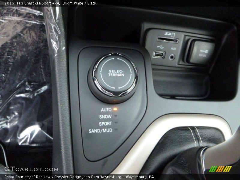 Bright White / Black 2016 Jeep Cherokee Sport 4x4