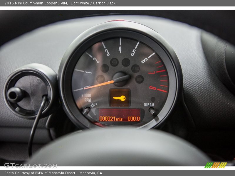 Light White / Carbon Black 2016 Mini Countryman Cooper S All4