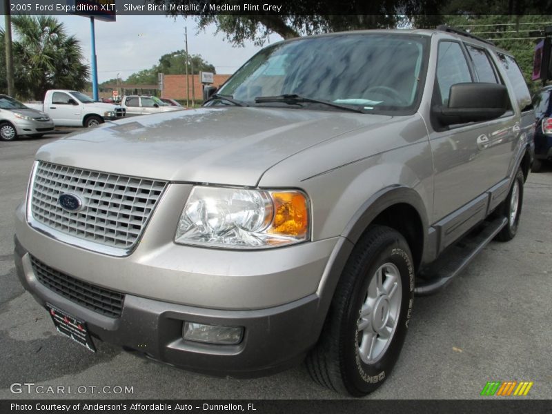 Front 3/4 View of 2005 Expedition XLT