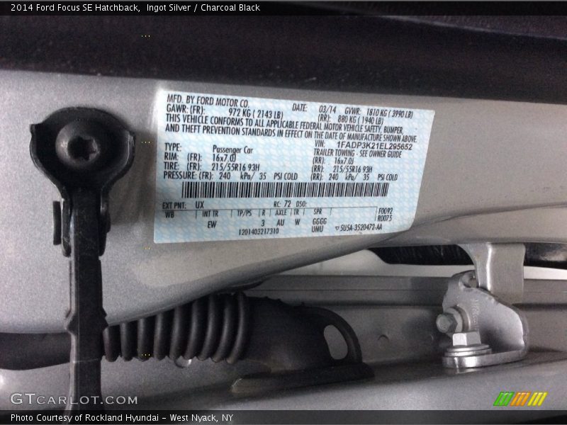 Ingot Silver / Charcoal Black 2014 Ford Focus SE Hatchback