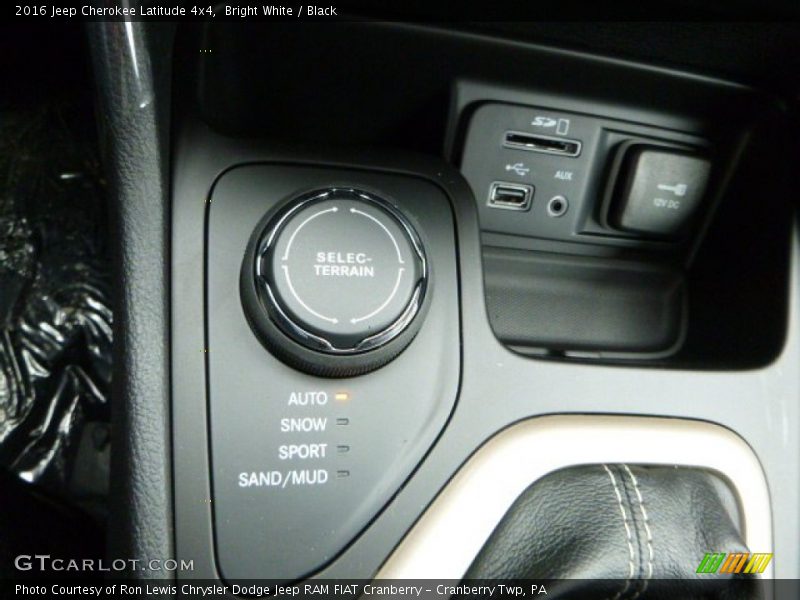 Bright White / Black 2016 Jeep Cherokee Latitude 4x4