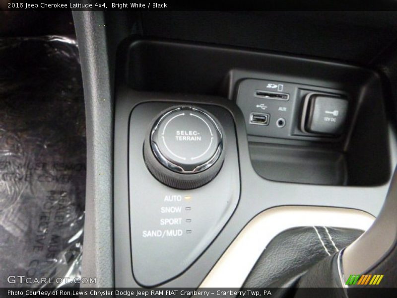 Bright White / Black 2016 Jeep Cherokee Latitude 4x4