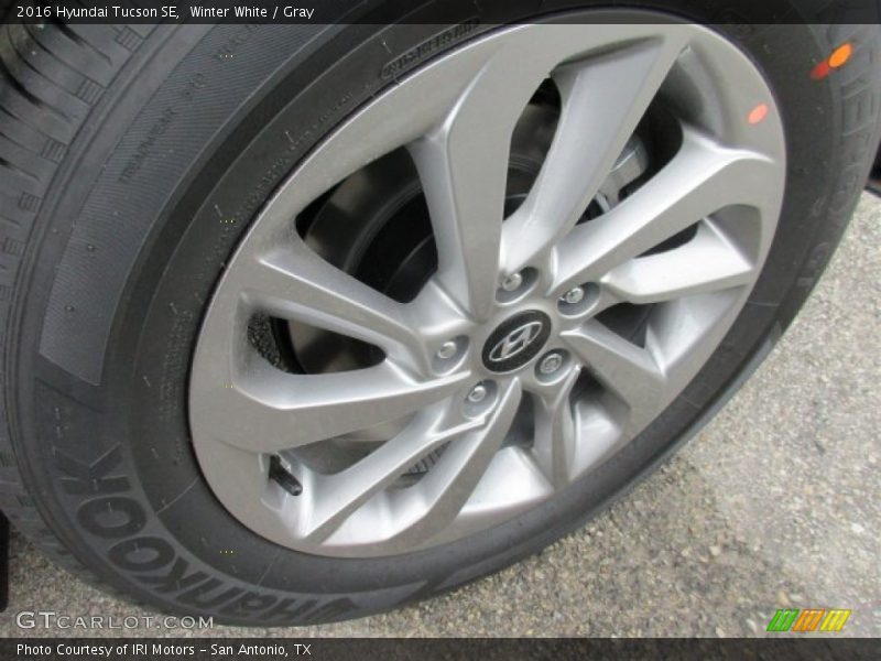 Winter White / Gray 2016 Hyundai Tucson SE