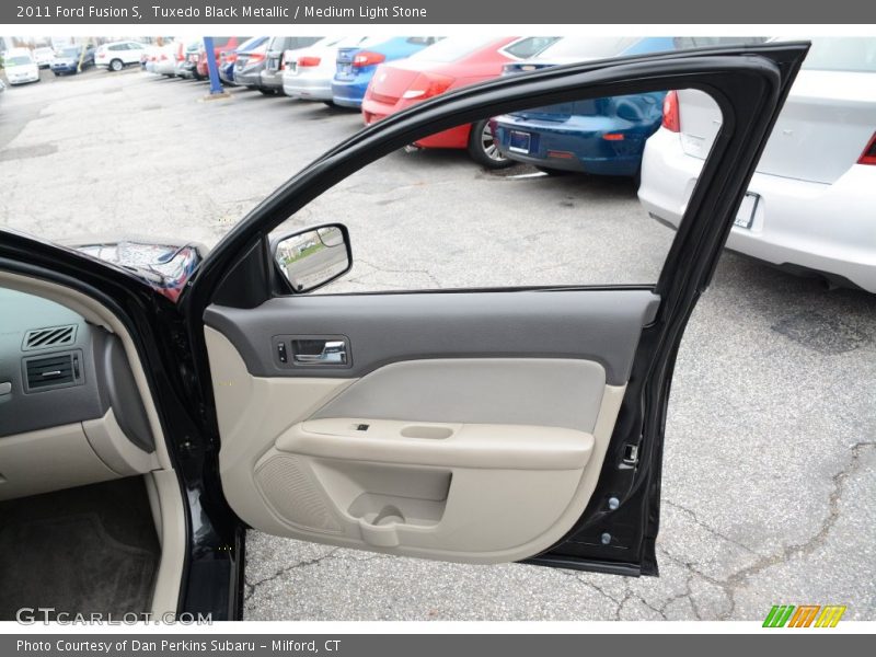 Tuxedo Black Metallic / Medium Light Stone 2011 Ford Fusion S