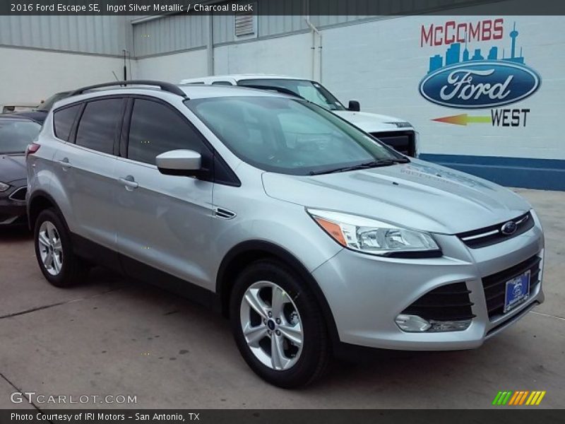 Ingot Silver Metallic / Charcoal Black 2016 Ford Escape SE