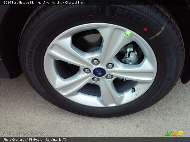 Ingot Silver Metallic / Charcoal Black 2016 Ford Escape SE