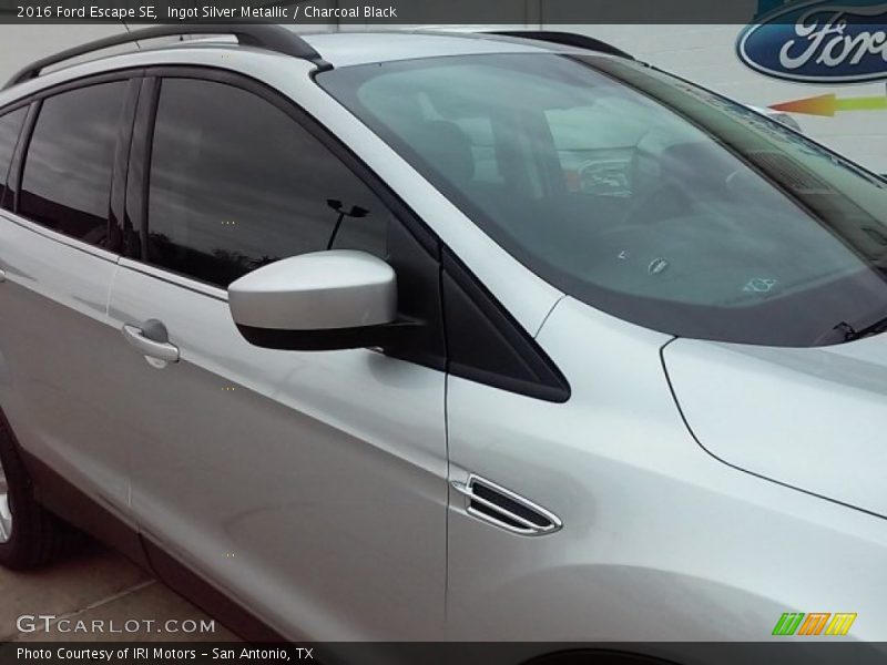 Ingot Silver Metallic / Charcoal Black 2016 Ford Escape SE
