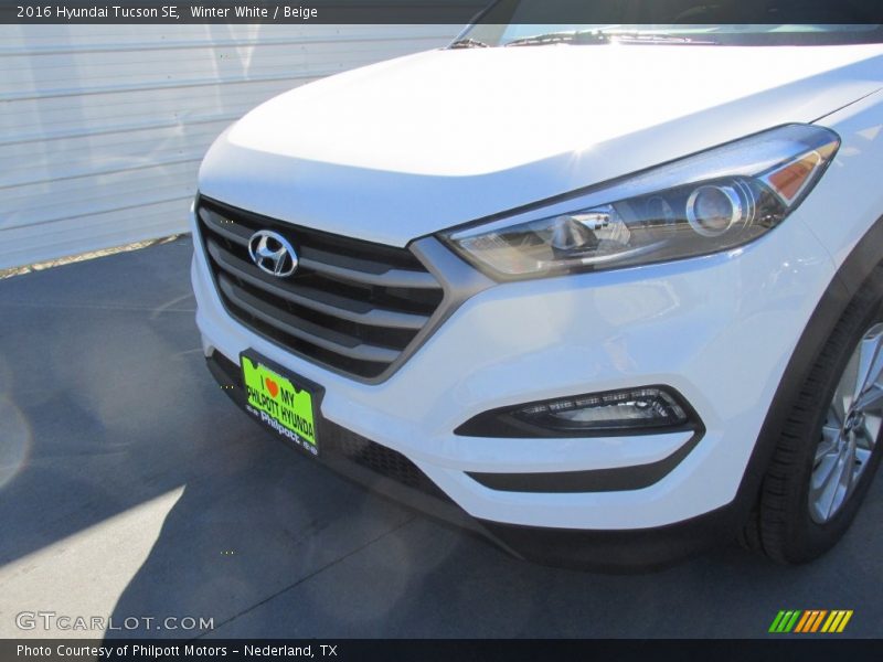 Winter White / Beige 2016 Hyundai Tucson SE