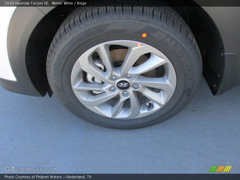 Winter White / Beige 2016 Hyundai Tucson SE