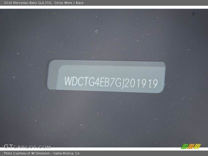 Cirrus White / Black 2016 Mercedes-Benz GLA 250