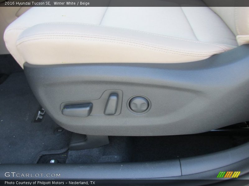 Winter White / Beige 2016 Hyundai Tucson SE