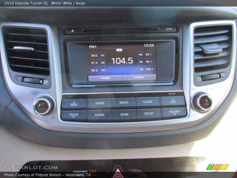 Winter White / Beige 2016 Hyundai Tucson SE