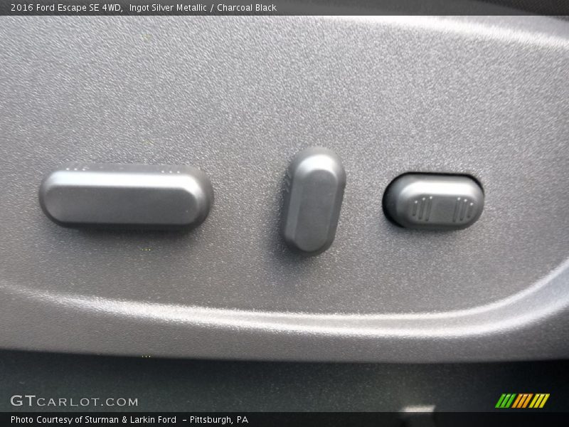 Ingot Silver Metallic / Charcoal Black 2016 Ford Escape SE 4WD
