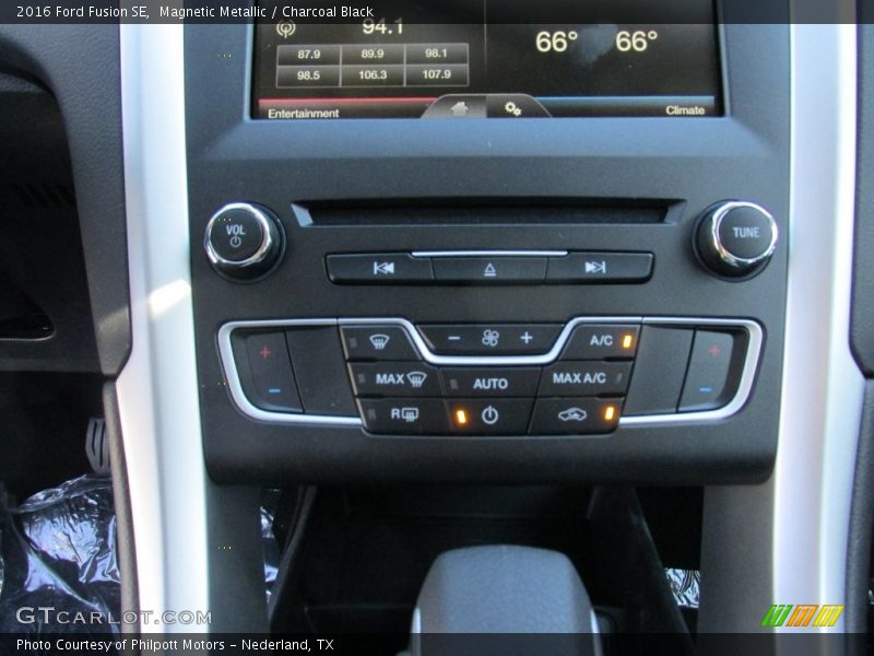 Magnetic Metallic / Charcoal Black 2016 Ford Fusion SE