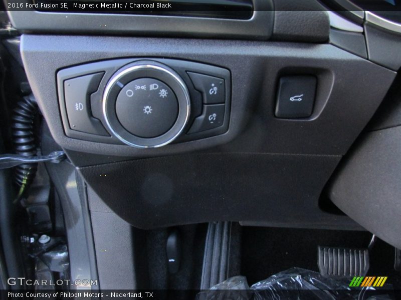 Magnetic Metallic / Charcoal Black 2016 Ford Fusion SE