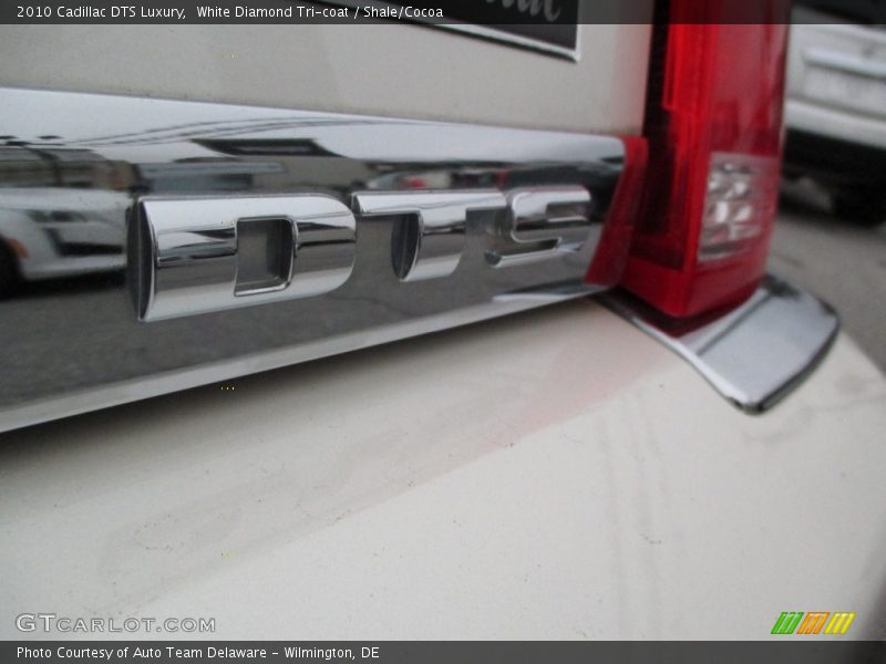 White Diamond Tri-coat / Shale/Cocoa 2010 Cadillac DTS Luxury
