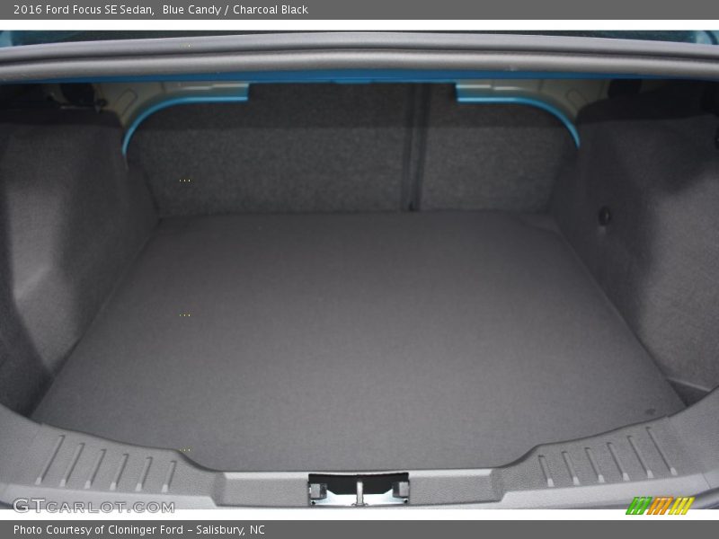 Blue Candy / Charcoal Black 2016 Ford Focus SE Sedan