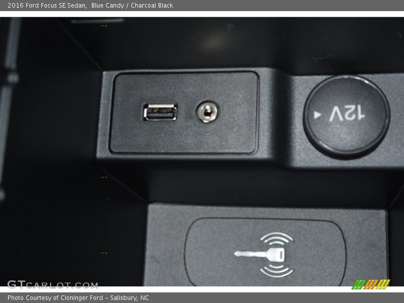 Blue Candy / Charcoal Black 2016 Ford Focus SE Sedan