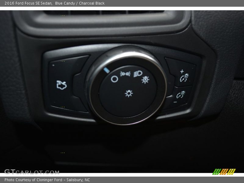 Blue Candy / Charcoal Black 2016 Ford Focus SE Sedan