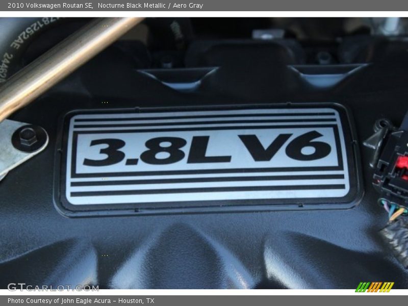 Nocturne Black Metallic / Aero Gray 2010 Volkswagen Routan SE